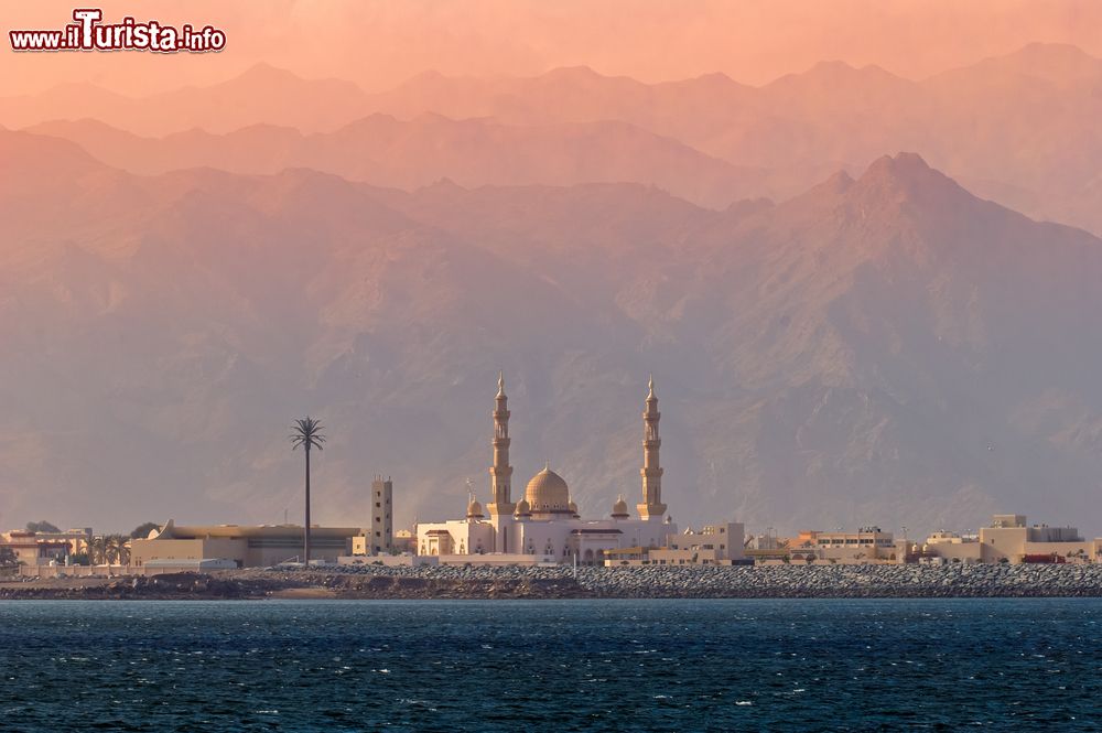 Immagine Una splendida immagine al tramonto della moschea e dei minareti a Dibba, Golfo dell'Oman, Fujairah (EAU).