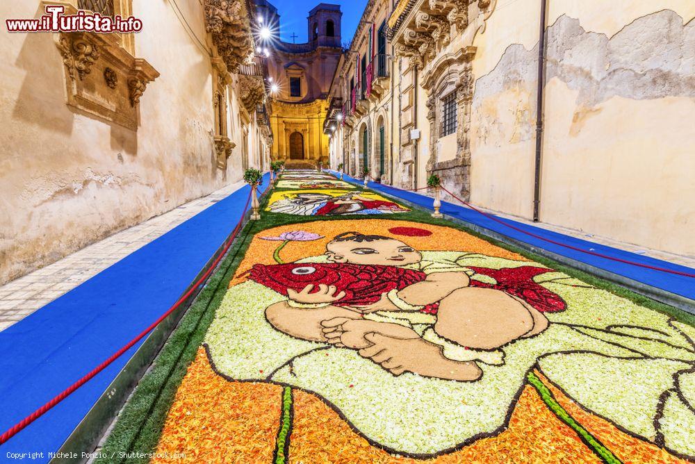 Immagine Immagine dall'Infiorata di Noto - © Michele Ponzio / Shutterstock.com