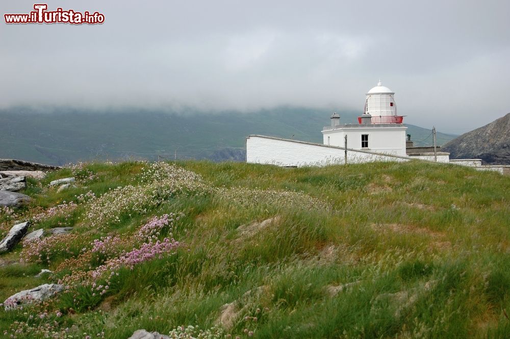 Immagine Un'immagine del faro di Valentia Island, Irlanda. Immerso nella natura incontaminata, venne disegnato da George Halpin, uno dei più famosi ingegneri civili della sua epoca. Le luci furono accese per la prima volta nel 1841. Sino al 1947, quando è stato automattizato, il faro fu abitato da un guardiano con la famiglia.