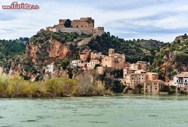 Immagine Immagine di insieme del Borgo di Miravet, con il castello e il fiume Ebro