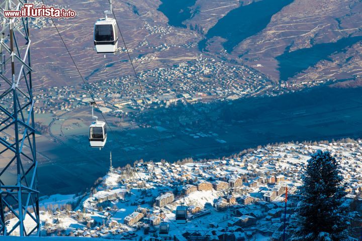 Immagine Stazione sciistica svizzera, Veysonnaz fa parte del comprensorio Les 4 Vallées e si trova nel cantone di Valais. Questo piccolo villaggio, che dista circa 13 chilometri dal capoluogo vallese, ha mantenuto tutte le caratteristiche dei borghi montani che presentano case raggruppate con i tetti in pietra. La pista più conosciuta a livello internazionale è quella de l'Ours, di media difficoltà, creata nel 1969. Per chi pratica invece sci di fondo c'è la pista che collega Thyon e Les Chottes facilmente raggiungibile tramite la cabinovia di Veysonnaz - © Sergey Naryshkin / Shutterstock.com