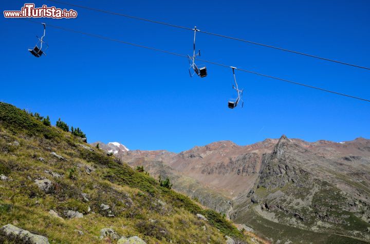 Immagine Impianti di risalita in Val Senales, Trentino Alto Adige. Il paesaggio che si può ammirare dalle seggiovie della Val Senales è fra i più suggestivi di tutta la regione trentina: l'azzurro del cielo, le tonalità dell'ocra e del marrone delle rocce e il verde brillante della vegetazione - © maudanros / Shutterstock.com