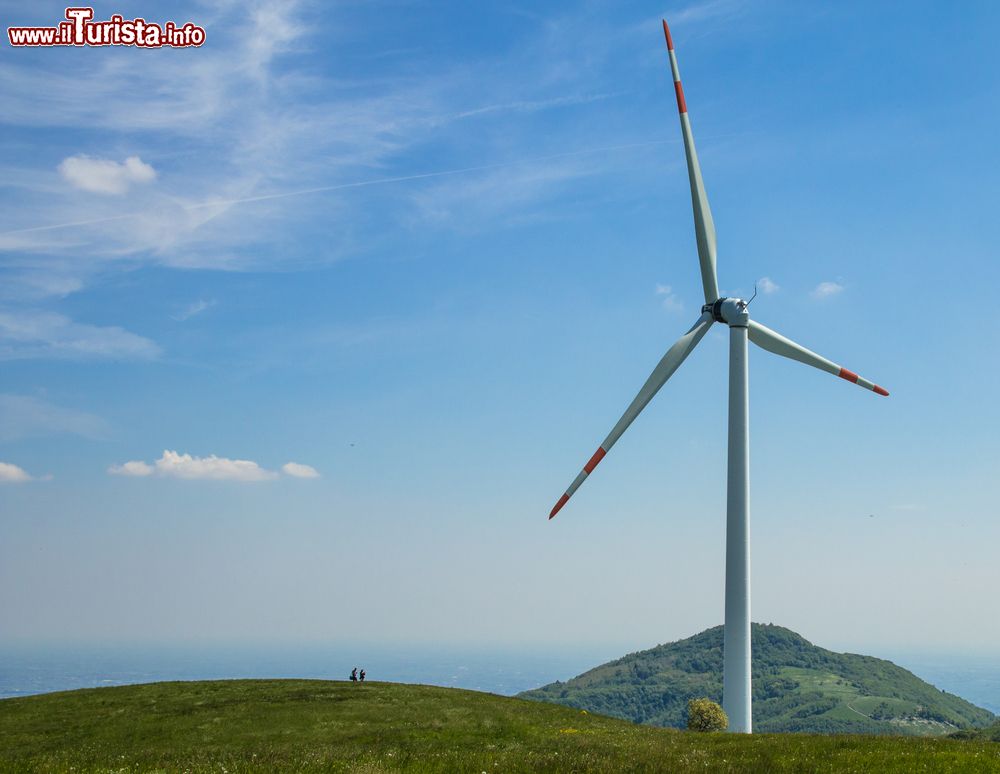 Immagine Impianto eolico nel Peper Park, il parco delle energie rinnovabili a Sant'Andrea di Badia di Calavena. Sembra quasi impossibile, ma il proposito era quello di dare valore al paesaggio installando questi mostri d'acciaio, che in realtà creano dei forti oneri per il costo di dispacciamento dell'energia eolica, oltre che stravolgere l'armonia delle cime delle Prealpi Venete