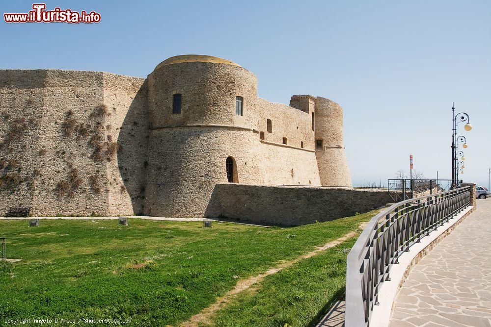Immagine L'imponente Castello Aragonese di Ortona, in Abruzzo, fu costruito inizialmente dagli Angioini nel XIII secolo. È stato completamente restaurato negli anni '90 del Novecento - foto © Angelo D'Amico / Shutterstock.com