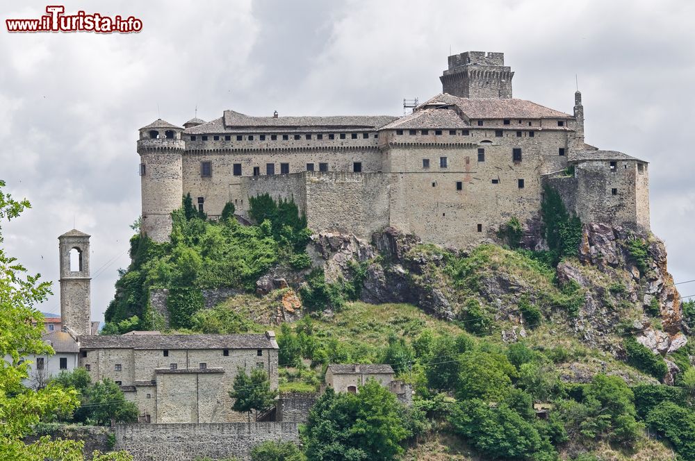 Immagine L'imponente Castello di Bardi (in provincia di Parma) in una giornata nuvolosa. Dagli anni Sessanta del Novecento il Comune ha rivalutato il castello, recuperandone le strutture e trasformandolo in un'attrazione turistica.