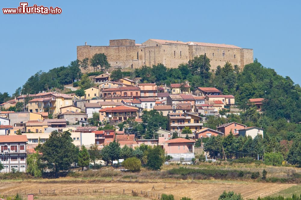 Immagine L'imponente castello di Lagopesole, Basilicata. Fu la dimora di Manfredi, figlio di Federico II° di Svevia, che preferì Lagopesole a Palermo. Oggi è proprietà demaniale e ospita numerose attività culturali.