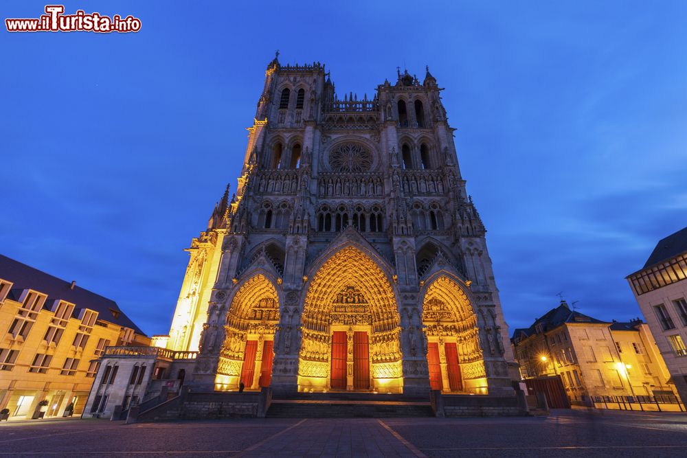 Immagine L'imponente cattedrale di Amiens, Francia, fotografata di notte. Oreintata verso ovest, la facciata dell'edificio sacro è fiancheggiata da due torri campanarie di altezza differente: quella di sinistra è infatti più alta rispetto a quella di destra. Le campane si trovano solo nel campanile di sinistra.