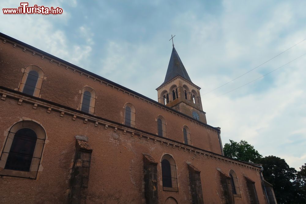 Immagine L'imponente chiesa rosso mattone nel centro della città di Cormatin, Francia.