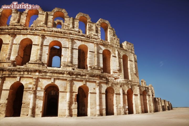 Immagine L'imponente stadio romano di El jem, un  anfiteatro conosciuto anche con il soprannome di "Colosseo della Tunisia"  - © Adisa / Shutterstock.com