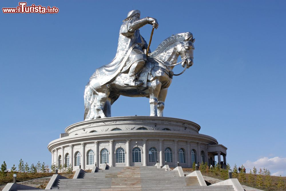 Immagine Un'imponente statua equestre dell'imperatore mongolo Genghis Khan a Ulan Bator, Mongolia.