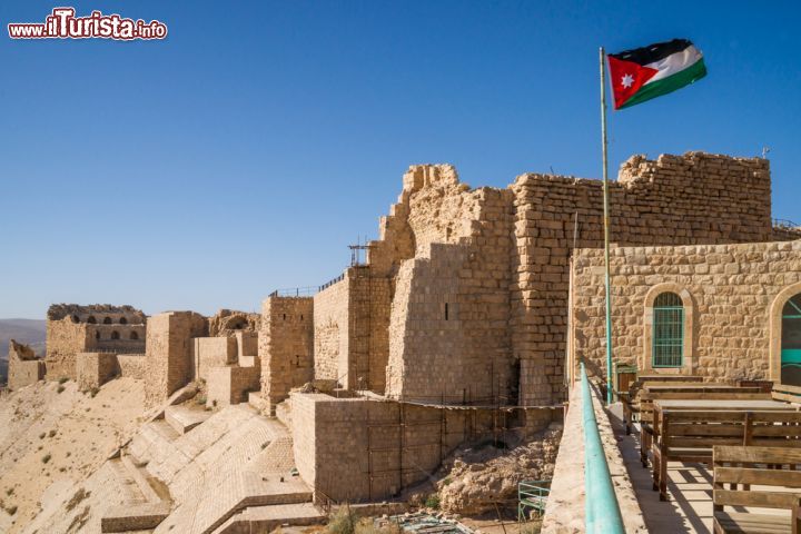 Immagine Le imponenti mura dell'antico castello di Karak, Giordania. In tutta la fortezza le più scure e rozze opere murarie dei crociati contrastano con quelle più chiare e finemente lavorate dagli arabi nelle epoche successive - © Ralf Siemieniec / Shutterstock.com