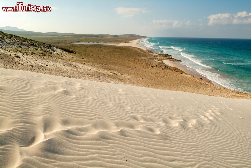 Immagine Impronte umane sulla sabbia bianca della spiaggia di Deleisha, isola di Socotra, Yemen.