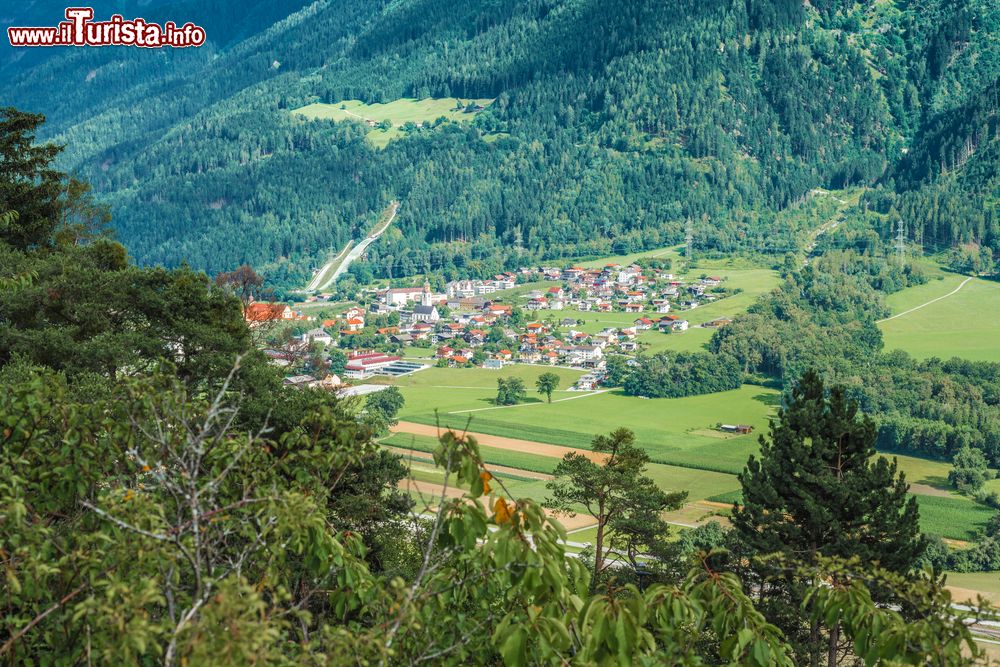 Immagine Imst, Tirolo: un suggestivo panorama dall'alto di questa località situata a breve distanza da Innsbruck, Austria.
