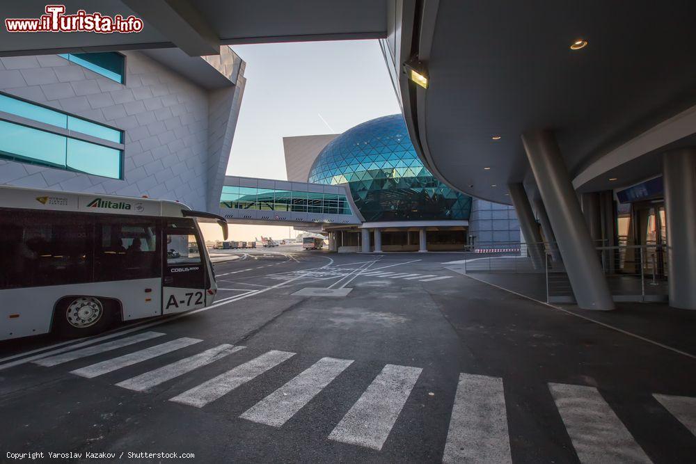 Immagine In autobus all'aeroporto di Fiumicino, lo scalo principale di Roma (Lazio) - © Yaroslav Kazakov / Shutterstock.com