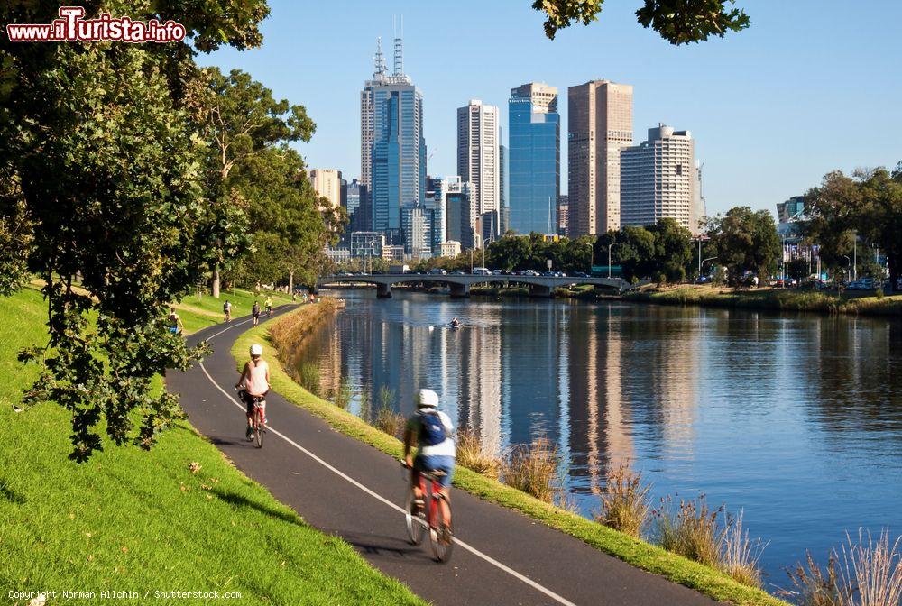 Immagine In bici sulla ciclabile lungo il fiume Yarra a Melbourne, Victoria, Australia. Sullo sfondo, la skyline della città, la seconda più popolosa del paese dopo Sidney - © Norman Allchin / Shutterstock.com