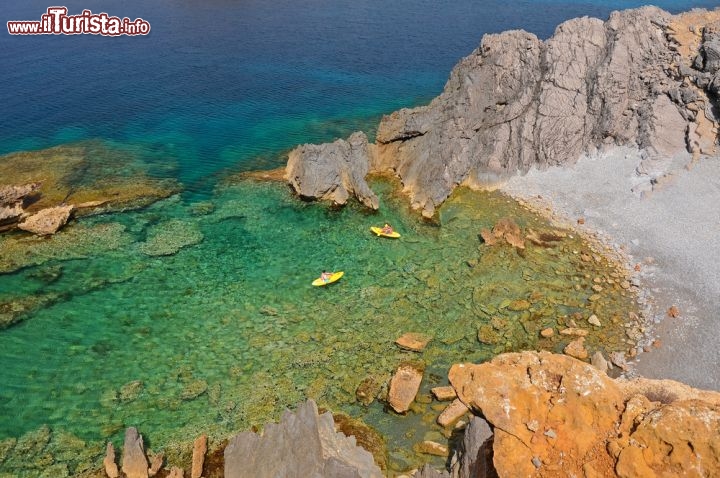 Immagine Tra le attività che si possono sperimentare nel mare limpido di Minorca, nelle Isole Baleari, ci sono anche le gite in kayak: un ottimo modo per scoprire insenature nascoste, calette selvagge e scogliere imponenti da punti di vista inediti - © Pawel Kazmierczak / Shutterstock.com