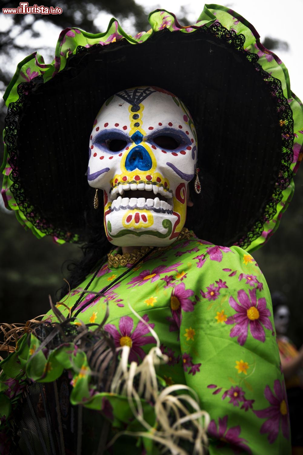 Immagine Tradizionalmente, ogni anno il Messico si prepara a dare il benvenuto ai suoi defunti colorando la morte e prendendosi gioco di lei con manifestazioni di diverso genere.