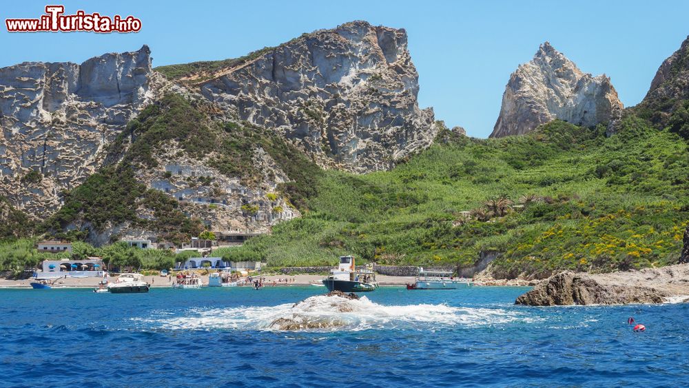 Immagine In navigazione verso l'isola di Palmarola, arcipelago delle Pontine, Lazio