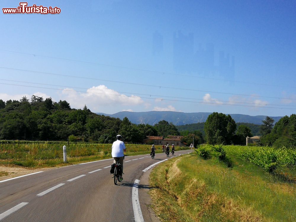 Immagine In sella alle due ruote lungo le ciclabili che attraversano il Luberon 