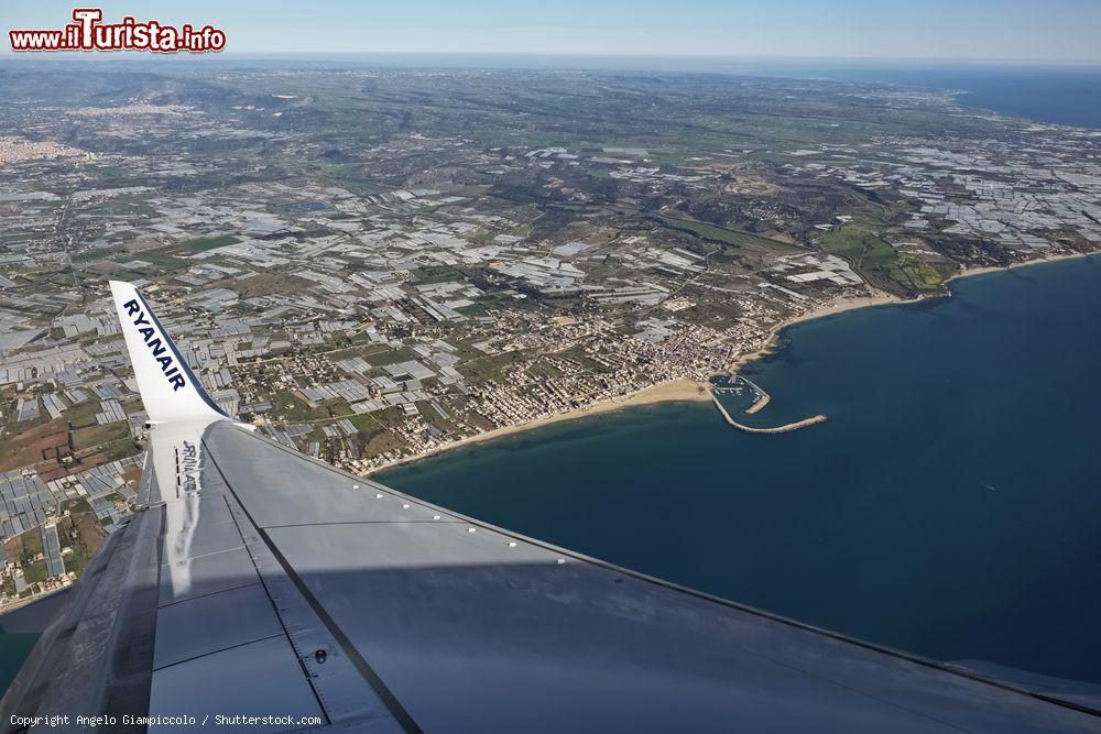 Immagine In volo con aereo della Ryanair sul mare di Scoglitti in Sicilia - © Angelo Giampiccolo / Shutterstock.com