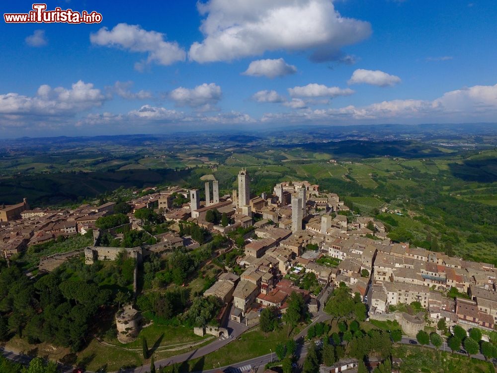 Immagine In volo con il drone sul centro storico del borgo di San Gimignano in Toscana