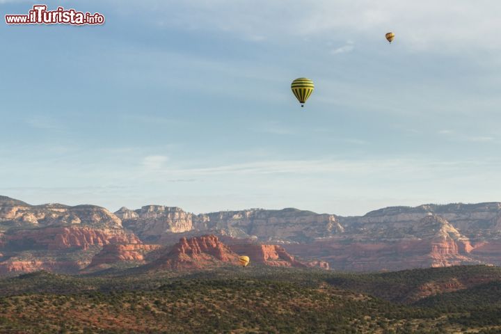 Immagine In volo sopra Sedona con una mongolfiera, Arizona, USA: un suggestivo panorama sulle rocce rosse - © Wollertz / Shutterstock.com