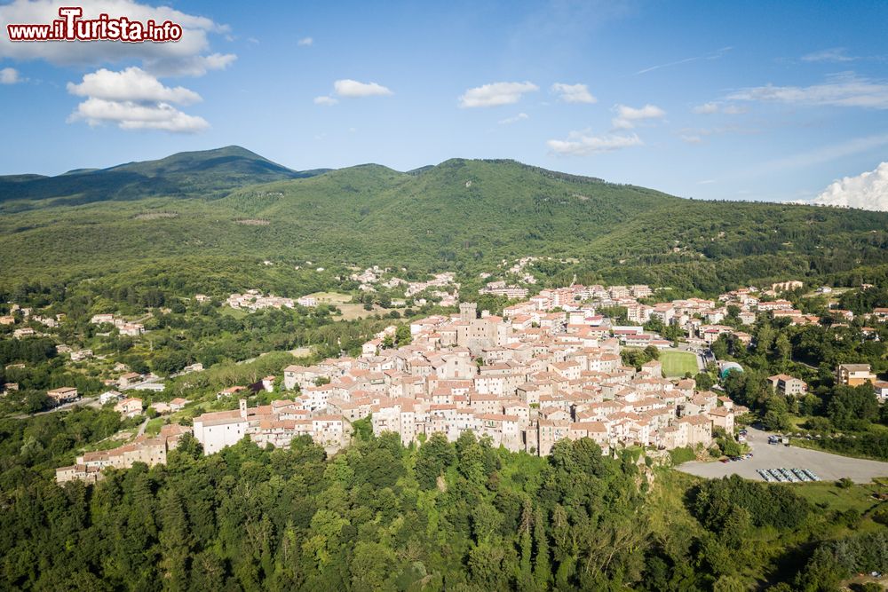 Immagine In volo sul borgo medievale di Arcidosso in Toscana. Sullo sfondo il Monte Amiata