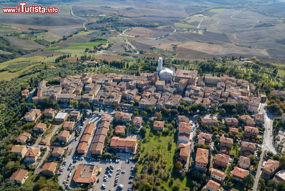 Immagine In volo sul borgo rinascimentale di Pienza in Toscana