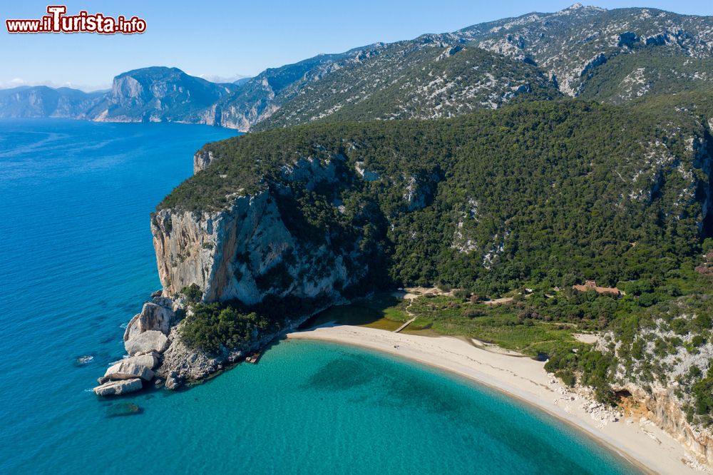 Immagine In volo sulla bella spiaggia di Cala Luna in Sardegna, siamo vicino a Dorgali, sulla costa orientale
