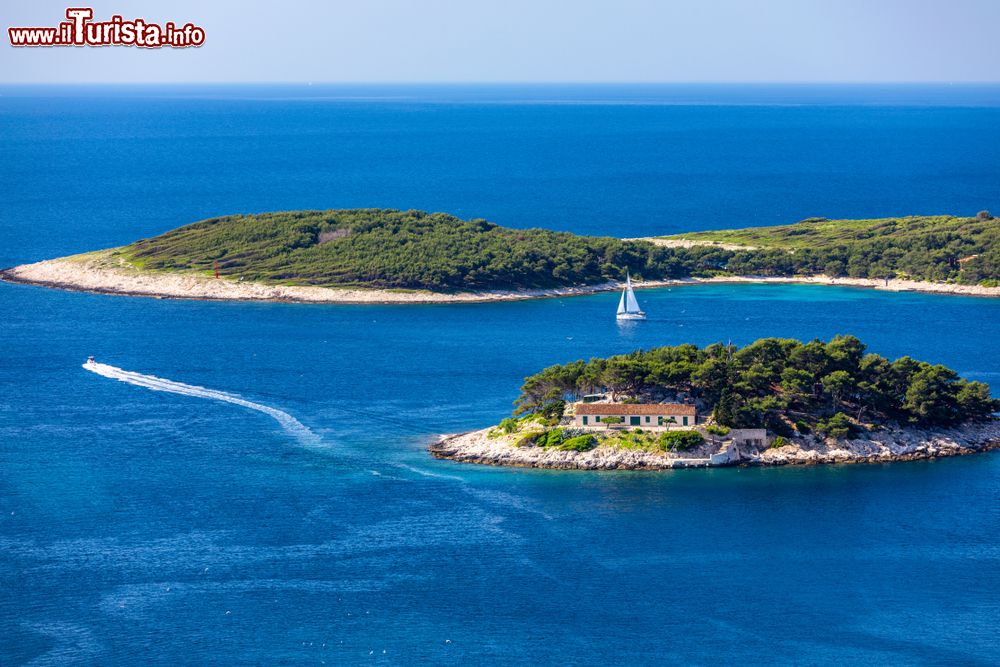 Immagine In volo sulle isole Pakleni vicino a Sveti Klement in Croazia, non lontano da Hvar