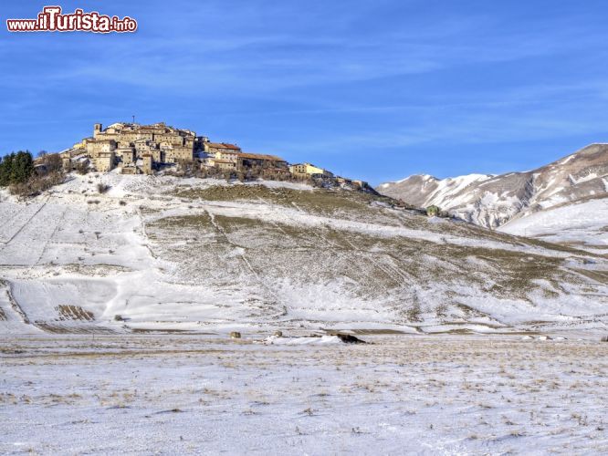 Immagine Un incantevole scenario invernale di Castelluccio di Norcia, Umbria, Italia - © starman963 / Shutterstock.com