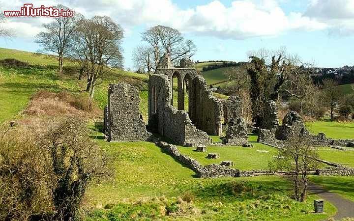 Immagine Ruderi di Inch Abbey a Downpatrick, Irlanda del Nord. Frammenti di ceramica medievale sono stati ritrovati nei pressi di questo antico sito - © Aubrey Dale - CC BY-SA 2.0 - Wikipedia