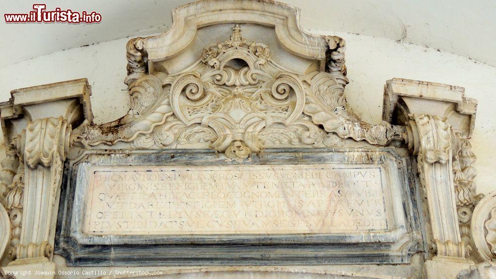 Immagine Incisione scultorea al santuario di Nostra Signora di Aires, Viana do Alentejo, Portogallo. Si tratta di un famoso luogo di pellegrinaggio mariano - © Joaquin Ossorio Castillo / Shutterstock.com