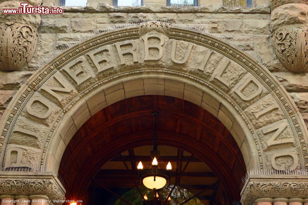 Immagine Incisione sull'arco d'ingresso dell'edificio storico Pioneer a Seattle, stato di Washington - © James Kirkikis / Shutterstock.com