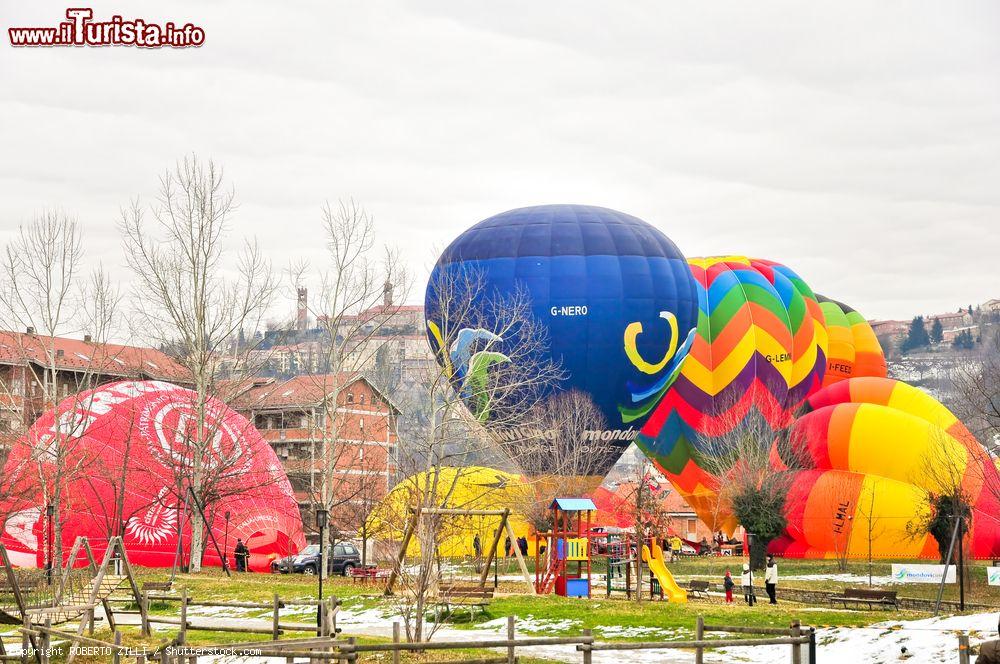 Immagine Un momento della 22esima edizione dell'incontro internazionale delle mongolfiere in occasione dell'Epifania a Mondovì, Piemonte, Italia. Questo evento è uno dei più caratteristici che da anni si svolge sopra i cieli della cittadina piemontese - © ROBERTO ZILLI / Shutterstock.com