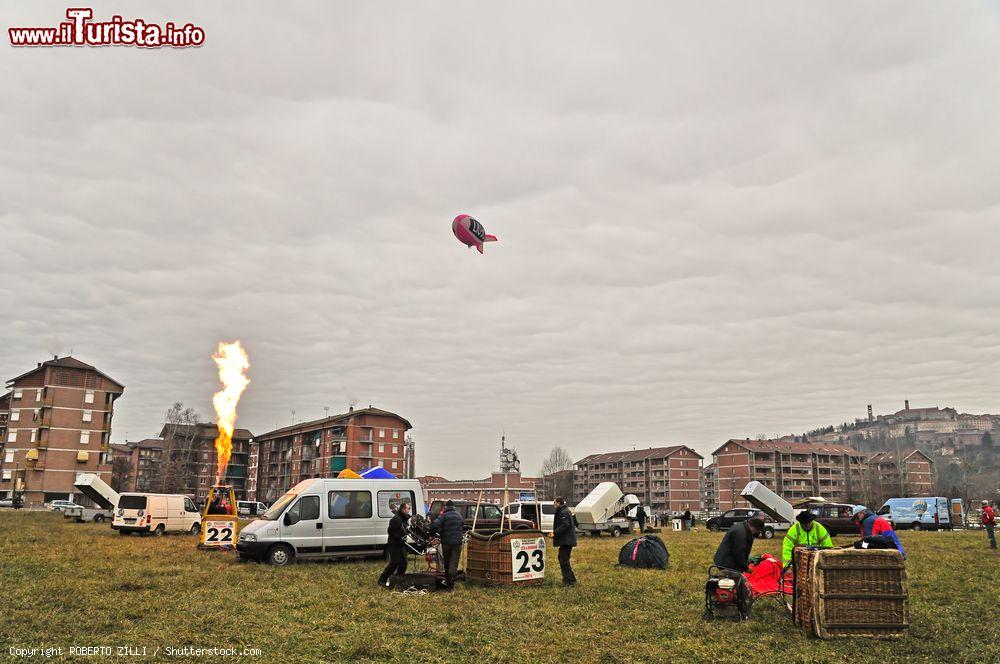 Immagine Preparazione per la 22esima edizione dell'incontro internazionale di mongolfiere in occasione dell'Epifania a Mondovì, Piemonte, Italia - © ROBERTO ZILLI / Shutterstock.com