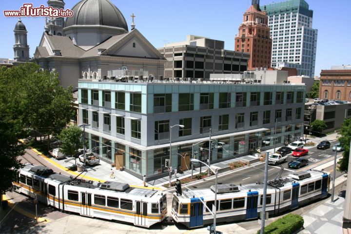 Immagine Incrocio a Sacramento, California - Il traffico cittadino a un'intersezione della capitale californiana © Ed Gavryush / Shutterstock.com