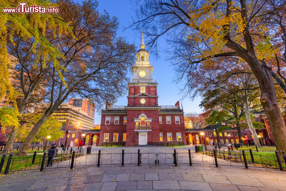 Immagine Independence Hall a Philadelphia, Pennsylvania, USA. Questo edificio, su Chestnut Street, è celebre per aver ospitato la ratifica della Dichiarazione di Indipendenza degli Stati Uniti d'America.