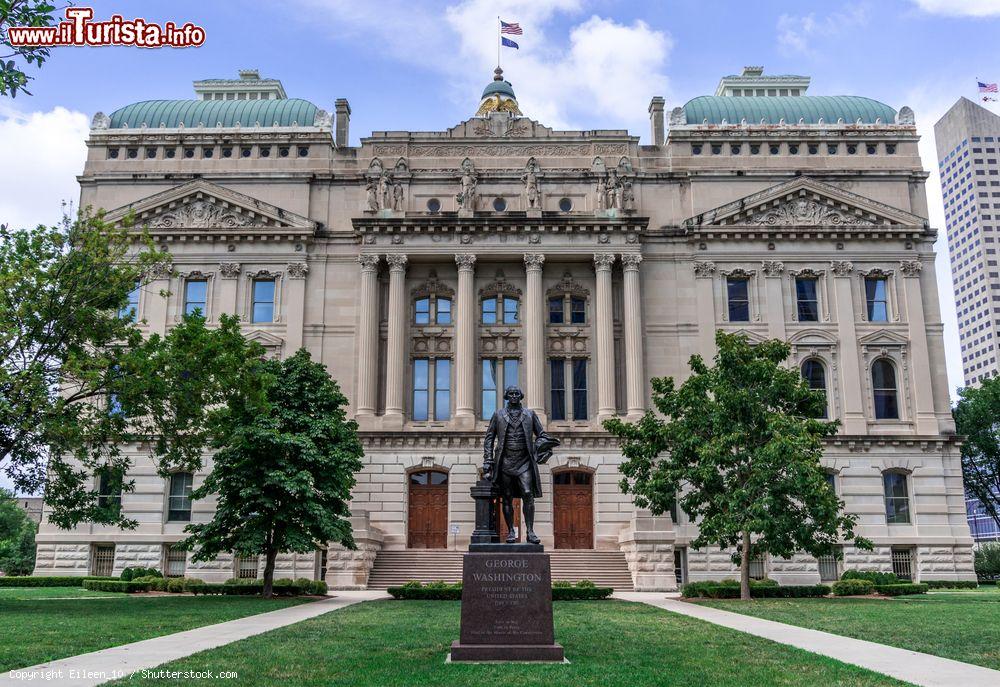 Immagine L'Indian Statehouse con la statua di George Washington in primo piano, Indiana (USA). Ospita l'Assemblea Generale, l'Ufficio del Governatore, la Corte Suprema e altri edifici statali - © Eileen_10 / Shutterstock.com