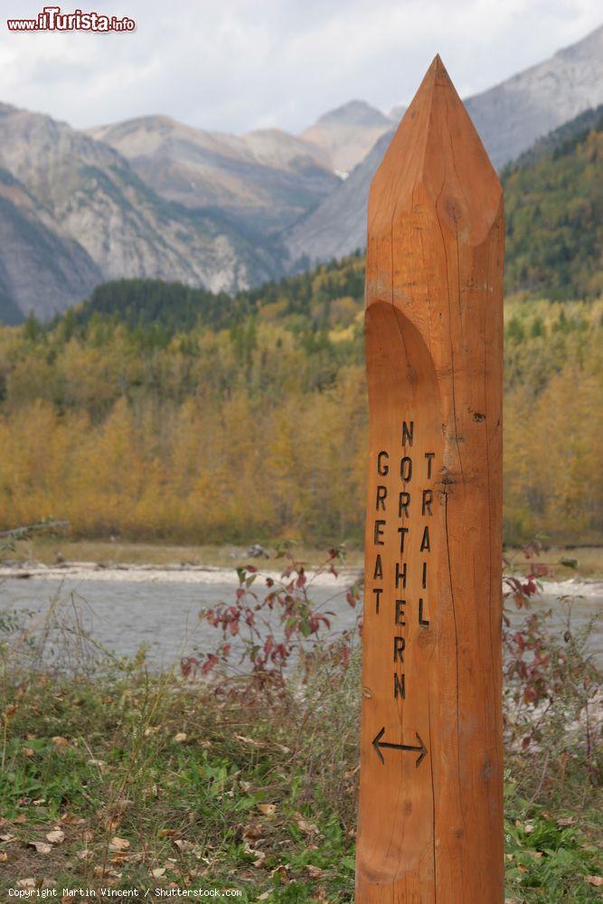 Immagine Indicazione del Great Northern Trail a Fernie, British Columbia, Canada. Questo territorio offre diversi sentieri escursionistici fra cui scegliere in base alle proprie capacità - © Martin Vincent / Shutterstock.com