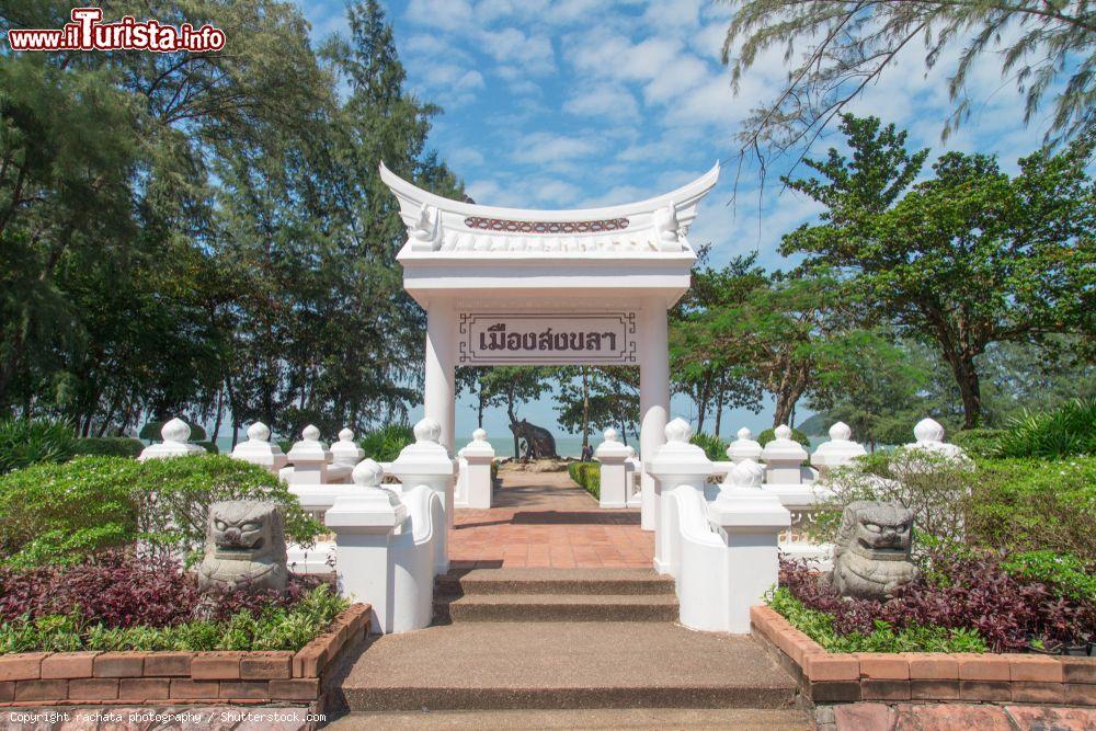 Immagine Indicazione della città di Songkhla scritto in thailandese: sullo sfondo, la statua di un cane e di un gatto - © rachata photography / Shutterstock.com