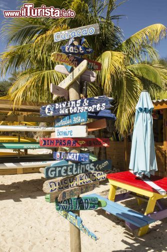 Immagine  Indicazioni colorate sulla spiaggia di Cas Abau, isola di Curacao, Antille olandesi. 