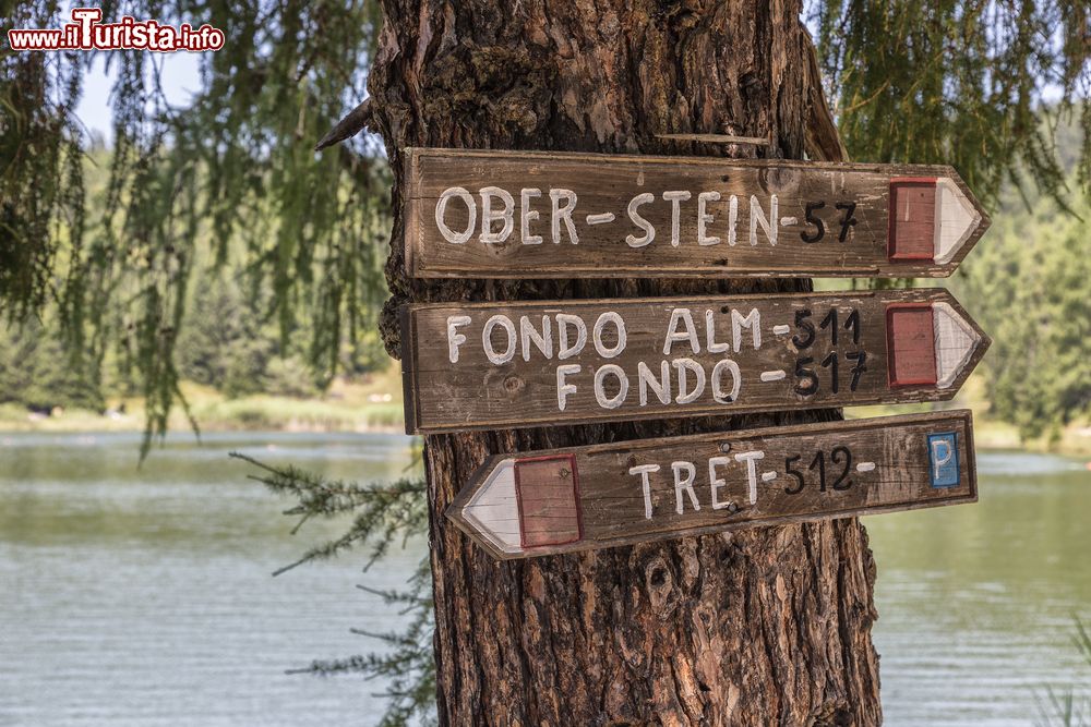 Immagine Indicazioni di percorso al lago di Tret, Ronzone, Val di Non, Trentino. E' conosciuto anche come lago di Santa Maria e in tedesco come Felixer Weiher. Si trova al confine fra le province autonome di Bolzano e Trento ed è meta di escursioni in tutti i periodi dell'anno.