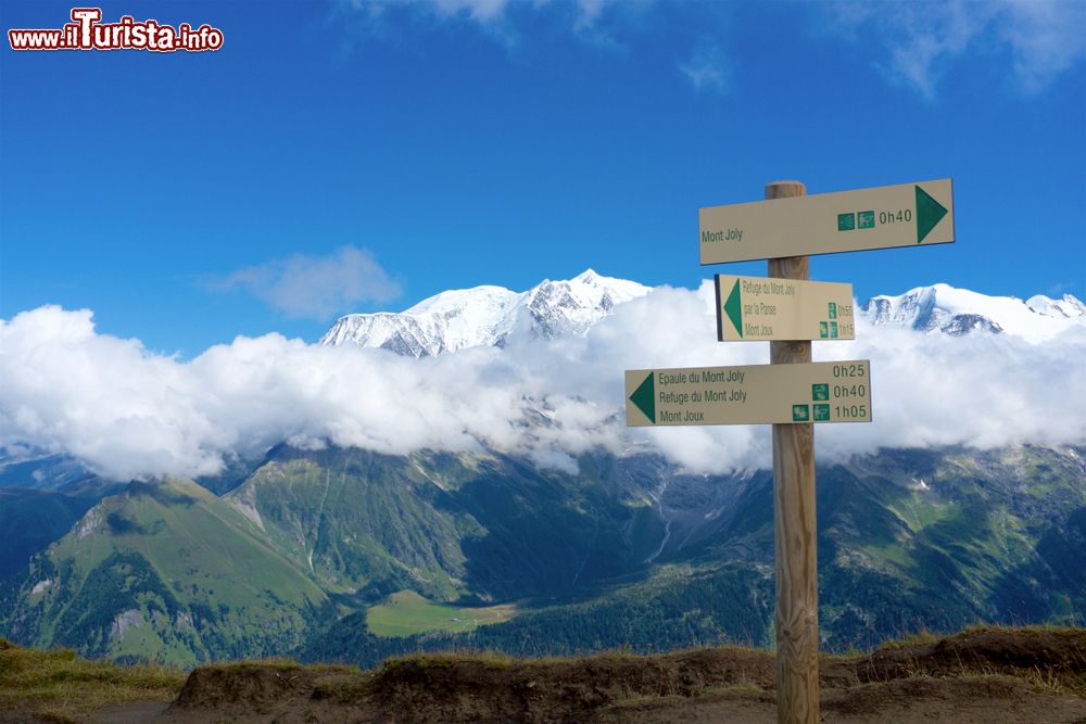 Immagine Indicazioni per i sentieri escursionistici a Saint-Gervais-les-Bains, Alpi francesi. A fare da cornice, il Monte Bianco e il Domes de Miage, lungo la linea di confine fra Italia e Francia.