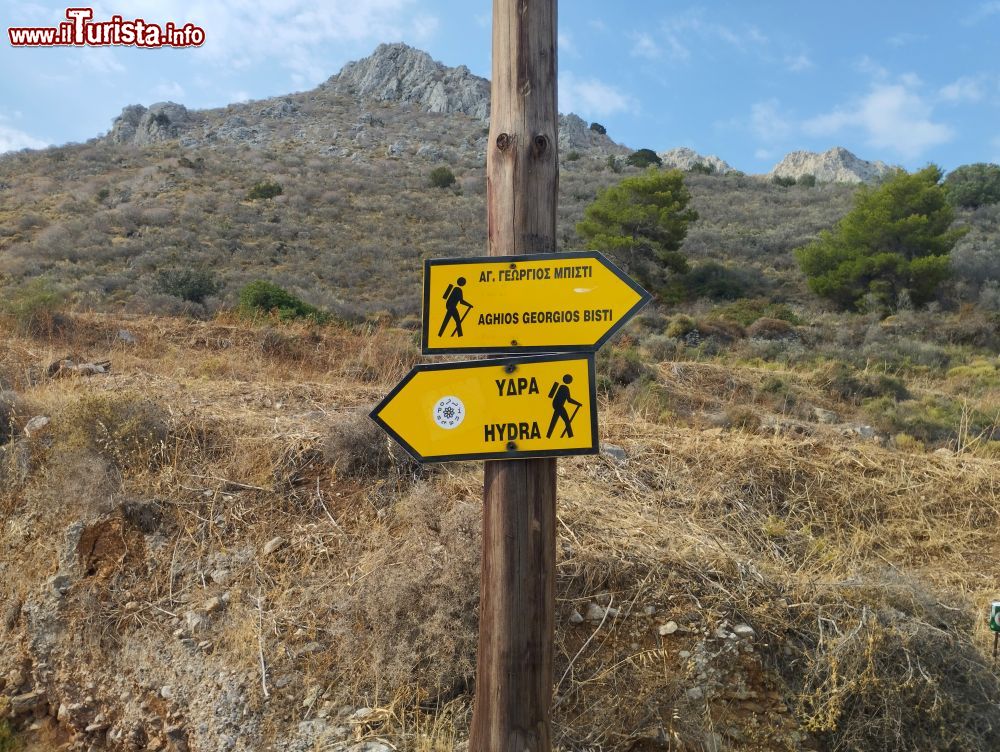 Immagine Indicazioni del sentiero che attraversa Hydra. Sull'isola non circolano né auto, né moto o biciclette.