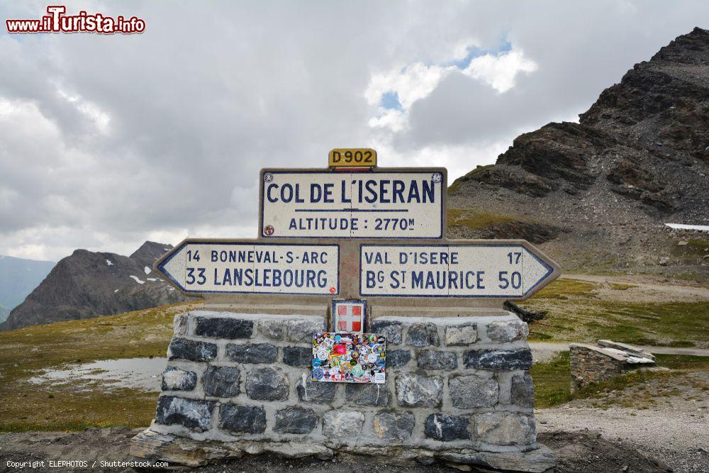 Immagine Indicazioni stradali al Col de l'Iseran, valico montano in Francia (Val d'Isère): siamo nel dipartimento della Savoia, vicino al confine con l'Italia - © ELEPHOTOS / Shutterstock.com