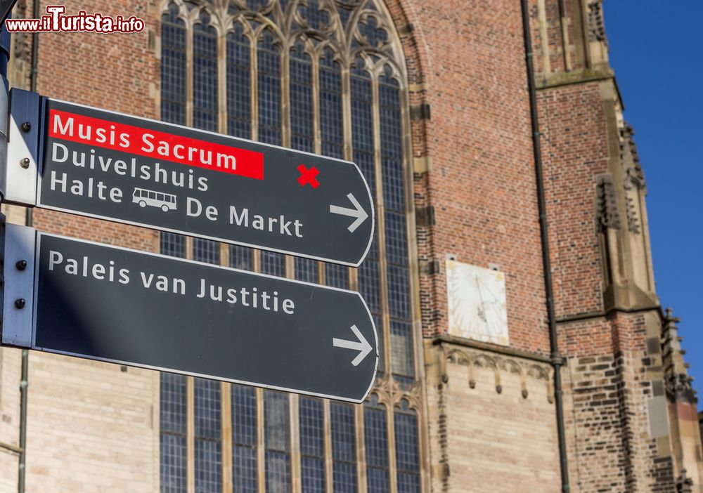 Immagine Indicazioni turistiche di fronte alla chiesa di Sant'Eusebio a Arnhem, Olanda.
