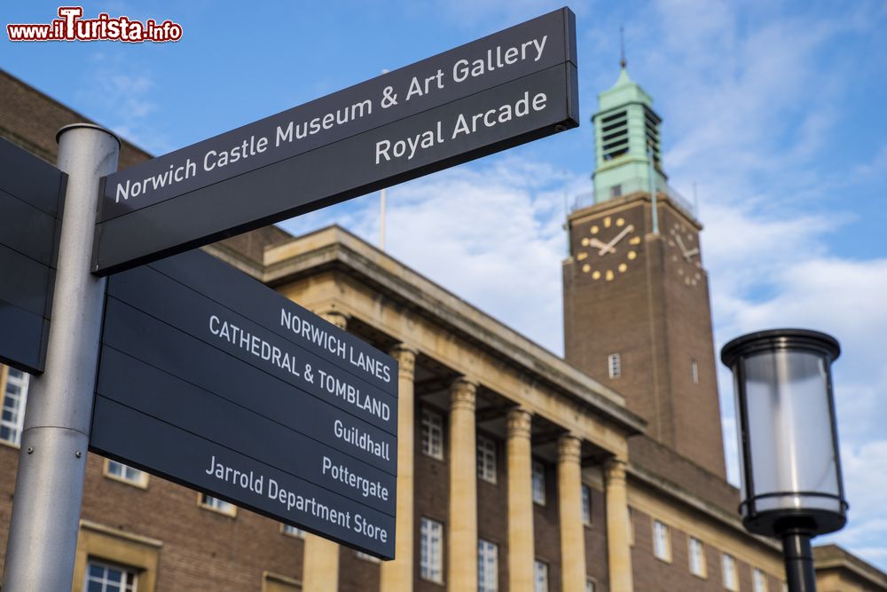 Immagine Indicazioni turistiche nel centro storico di Norwich, Norfolk (Inghilterra). Sullo sfondo, il Palazzo Municipale.