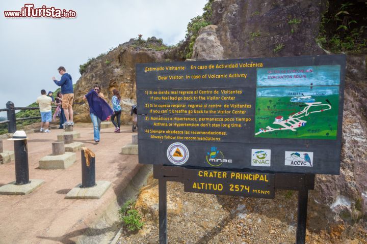 Immagine Cartello di indicazioni al vulcano Poas nei pressi di San José, Costa Rica. Situato ad appena 65 chilometri dalla capitale del Costa Rica, questo vulcano, tutelato dall'omonimo parco nazionale che si estende per 5.600 ettari, è una delle mete più frequentate dai turisti appassionati di natura. Qui si può conoscere la storia del vulcano e ricevere informazioni sui vari processi che hanno modellato questa spettacolare attrazione ecologica - © LMspencer / Shutterstock.com