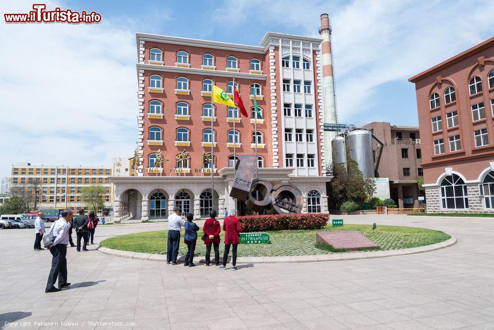 Immagine L'industria della birra Tsingtao con il museo a Qingdao, Cina. E' la birra cinese più popolare e conosciuta, esportata in oltre 90 stati del mondo. La prima birra con questo marchio venne servita il 22 dicembre del 1904 - © Pataporn Kuanui / Shutterstock.com